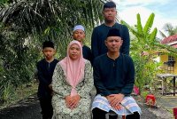 Gambar kenangan Koperal Muhammad Taufik bersama isteri dan tiga anak lelaki.