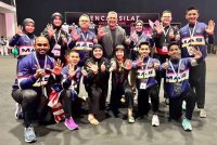 Thamaraj (duduk, kiri) bersama skuad silat negara di Abu Dhabi. Foto Facebook Zahid Hamidi