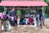 Anak sulung dan anak kedua Allahyarham menyiram air di pusara sebaik selesai pengebumian di Tanah Perkuburan Islam Felcra Changkat Lada pada Isnin. (Gambar kecil: Muhammad Taufik)