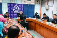 Perjumpaan dan majlis ramah mesra bersama Kim Wai (tengah) dan media di IPD Maran pada Isnin.