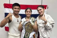 Zaidania Looksaikongdin (tengah) memenangi Tali Pinggang CTDK sumbangan Tourism Malaysia pada Kejohanan Grand Final Kuda Merah Muay Thai Challenge 2024 &#039;King Of The Ring&#039; baru-baru ini.