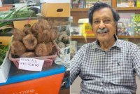 Tinjauan CAP di Pasar Taman Tun Sardon mendapati kelapa dijual dengan harga RM3.30 sebiji. Gambar kanan: Mohideen