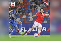 Antara aksi pemain dalam perlawanan kedua suku akhir Sabah FC menentang Kuching City FC di Stadium Likas pada Isnin. Foto MFL