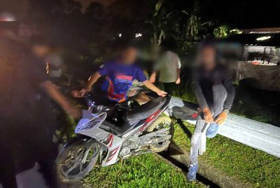 Beberapa orang remaja yang ditahan dipercayai terlibat dengan lumba haram di Lebuh Raya Kota Bharu-Kuala Krai di Kota Bharu pada Isnin. Foto PDRM