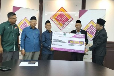 Shaikh Harun (dua dari kanan) menerima sumbangan zakat perniagaan oleh KPT Peladang Sdn Bhd di Bilik Mesyuarat MAIDAM Property, Bazar MAIDAM di Kuala Terengganu pada Isnin.