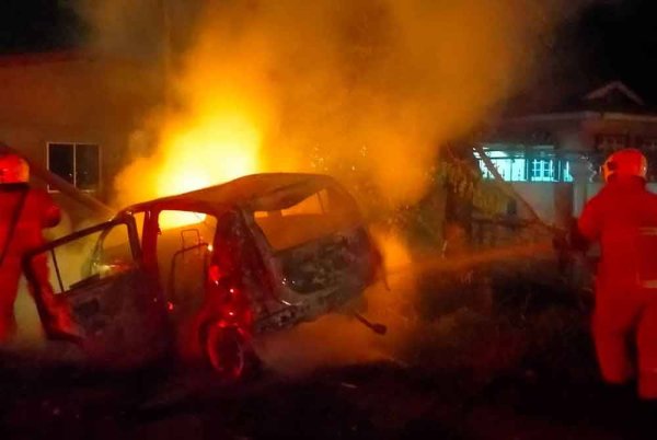 Dalam kejadian sekitar jam 1.20 pagi itu, kereta jenis Perodua Myvi difahamkan telah terlanggar tiang elektrik sebelum terbakar. Foto JBPM