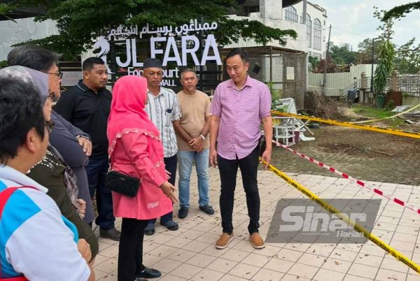 Chek Yee (kanan) yang bertemu dengan Hafidzah (tiga dari kiri) di tebung Sungai Kelantan di Kota Bharu. Foto SInar Harian/ADILA SHARINNI WAHID.