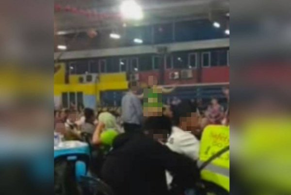 Rakaman video yang tular memaparkan wanita sedang memperagakan tarian gelek yang mengundang pelbagai kritikan kerana melanggar peraturan kerajaan Kelantan.