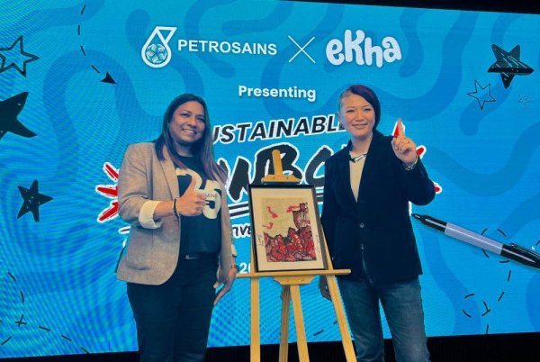 Pra peluncuran &#039;Sustainability Fun Box&#039; yang dirasmikan oleh Pengarah Hubungan dan Komunikasi Pihak Berkepentingan Petrosains, Shamini Balan (kiri) serta Pengasas merangkap Pengarah Kreatif Ekha Langkawi, Rebecca Yau Yi Mun (kanan) di Petrosains pada Sabtu.