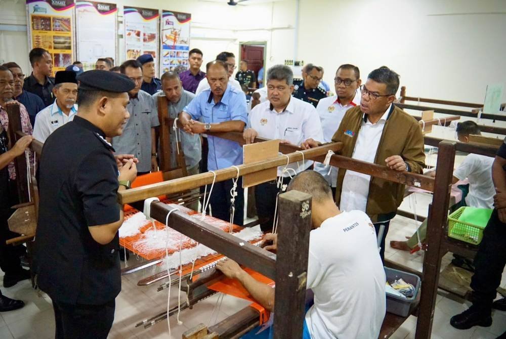 Saifuddin ketika mengadakan lawatan ke Penjara Marang, Terengganu baru-baru ini.