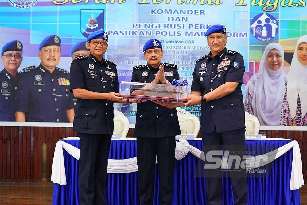 Azmi (tengah) menyaksikan sesi serah terima tugas antara Senior Asisten Komisioner, Norzaid Muhammad Said (kiri) dan Senior Asisten Komisioner Shamsol Kassim pada Majlis Serah Terima Tugas Komander Pasukan Polis Marin PDRM di sini pada Selasa. - FOTO: SINAR HARIAN / MOHD HALIM ABDUL WAHID