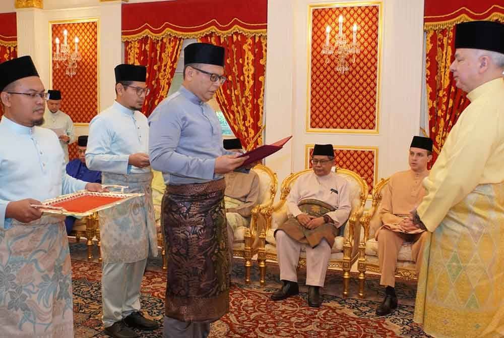 Sultan Nazrin berkenan menerima zakat perniagaan daripada Perbadanan Ekonomi Islam Perak Sdn Bhd yang diwakili Amirul Hakim berjumlah RM1,099,504.99. - Foto: MAIPk