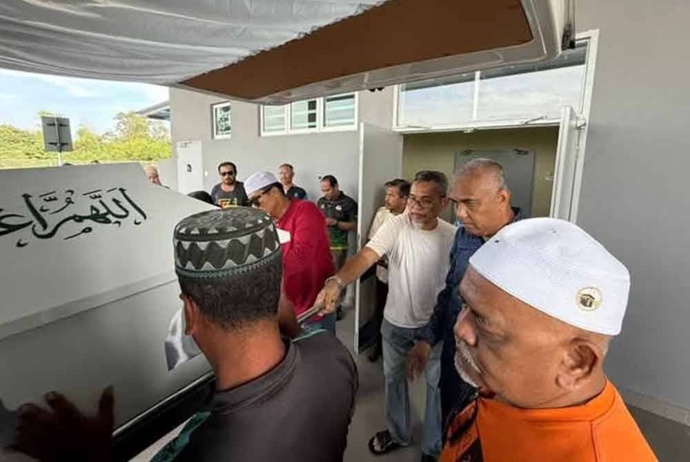 Khairudin (tiga dari kiri) turut memberikan penghormatan terakhir kepada mangsa di Hospital Seri Iskandar di sini pada Selasa. (Foto Facebook Khairudin Abu Hanipah)