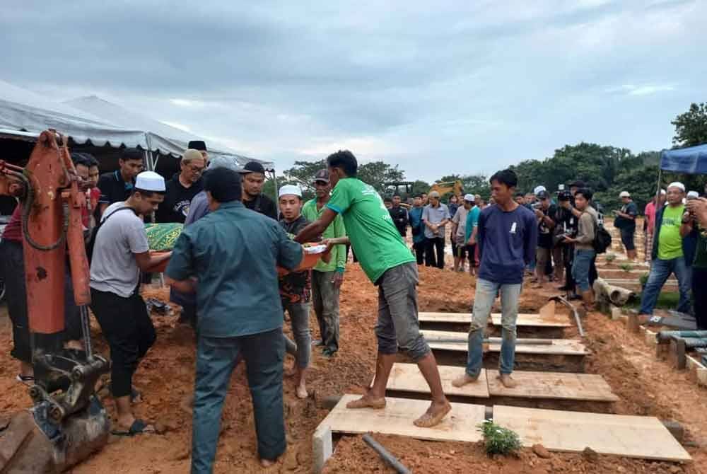 Jenazah lima sekeluarga tiba di Tanah Perkuburan Islam Sungai Tangkas petang tadi.