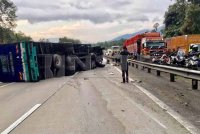 PLUS melaporkan, 34 peratus daripada kemalangan maut di lebuh raya kendalian syarikat konsesi itu direkodkan berpunca daripada nahas jalan raya membabitkan kenderaan berat dan komersial, tahun lalu. Gambar hiasan