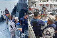 Maritim Malaysia membantu seorang nelayan warga Thailand yang tercedera ketika melakukan rutin kerja harian di atas vesel di perairan Pulau Pangkor pada Isnin. Foto ihsan Maritim Malaysia