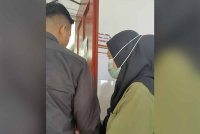 Tertuduh ditemani suaminya hadir ke Mahkamah Sesyen Kuala Selangor di sini pada Selasa.