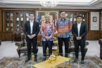 Dr Muhamad Akmal (dua dari kanan) bersama Ahmad Zahid (dua dari kiri) dalam satu pertemuan bagi membincangkan pembukaan Tabika Kemas Autisme di Melaka. Foto FB Akmal Saleh