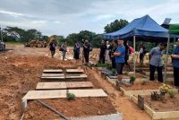 Jenazah lima sekeluarga selamat dikebumikan di Tanah Perkuburan Islam Sungai Tangkas kira-kira jam 7.20 petang tadi.