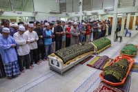 Jenazah Khairul Izwan Mazupi, 32, isterinya Fadzlenna Ramli, 32, anak bongsu mereka Muhammad Umar Khairul Ikhwan, 2, bapa Fadzlenna, Ramli Ab Wahab, 66 dan Fauziah Jaafar, 69 tiba untuk disembahyangkan di Surau Al-Ikhlas, Seksyen 4, Bandar Baru Bangi pada Selasa. Foto Bernama