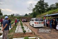 Jenazah Khairul Izwan Mazupi, 32, isterinya Fadzlenna Ramli, 32, anak bongsu mereka Muhammad Umar Khairul Ikhwan, 2, bapa Fadzlenna, Ramli Ab Wahab, 66, dan Fauziah Jaafar, 69, selamat dikebumikan di Tanah Perkuburan Islam Bandar Baru Bangi Kampung Sungai Tangkas pada Selasa. Foto Sinar Harian