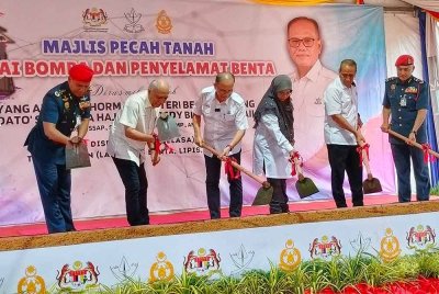 Wan Rosdy (tengah) bersama Aiman Athirah (tiga dari kanan) menyempurnakan simbolik perasmian majlis pecah tanah BBP Benta pada Selasa.