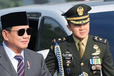 Teddy Indra Wijaya (kanan) bersama Prabowo Subianto. Foto Kompas