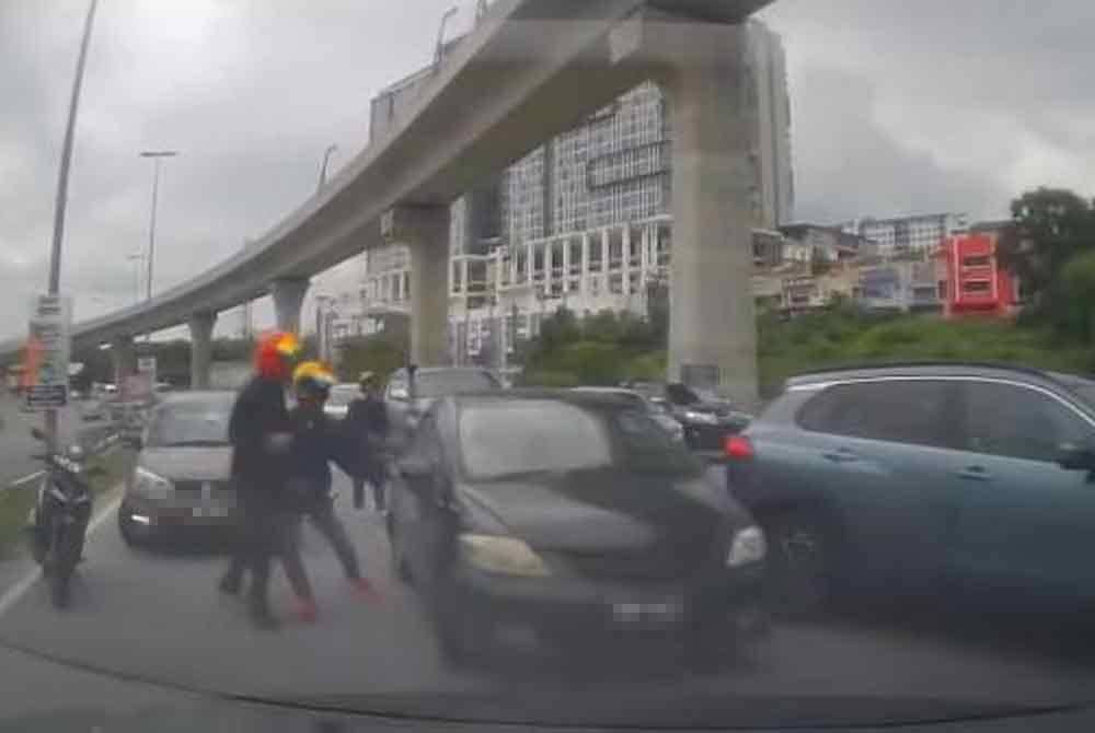 Tular rakaman video di media sosial memaparkan sebuah kereta dipandu seorang individu dilihat memecut laju ketika ditahan beberapa anggota polis pada Selasa.