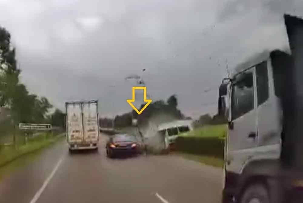 Tangkap layar rakaman kamera yang menyaksikan MPV Toyota Unser hilang kawalan melanggar tiang lampu di tengah jalan sebelum melanggar kereta Mercedes-Benz.