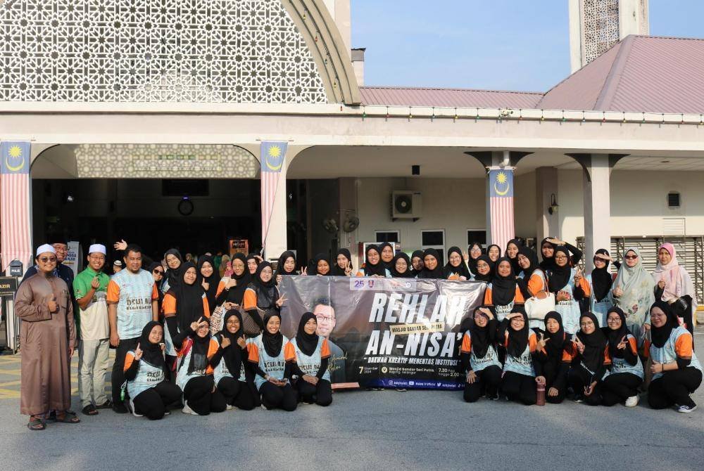 Mahasiswi Kolej Kediaman Melati, UiTM Shah Alam dan wakil Masjid Bandar Seri Putra Kajang merakam gambar kenangan pada program berkenaan.