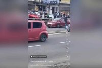 Tangkap layar kereta berkenaan yang dipandu melawan arus cuba dihalang oleh orang ramai di laluan berkenaan. - Foto tular Tik Tok