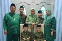 Gambar kenangan Allahyarham Rosli (kiri) bersama isteri dan anak-anak.