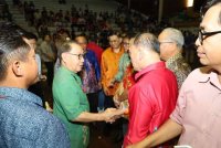 Jeffrey (dua dari kiri) ketika menyambut tetamu yang hadir pada Majlis Rumah Terbuka Krismas anjuran PBS dan STAR di Dewan Hongkod Koisaan KDCA Penampang.