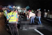 Tayar lori treler tercabut dipercayai menjadi punca kemalangan ngeri mengorbankan tujuh nyawa di Kilometer 204 Lebuhraya Utara Selatan (PLUS) arah utara berhampiran Ayer Keroh, Melaka.