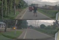 Suspek bertindak menahan kereta mangsa selepas mendakwa mangsa tidak memberi signal ketika membelok.