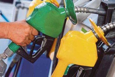 Harga runcit petrol RON97 meningkat sebanyak 3 sen seliter daripada RM3.22 kepada RM3.25 seliter. Gambar hiasan