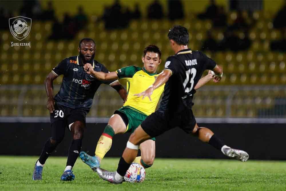 Aksi bintang Kedah, Syafiq ketika diasak pemain PDRM dalam perlawanan Liga Super di Alor Setar pada Oktober lalu. Foto Kedah Darul Aman FC