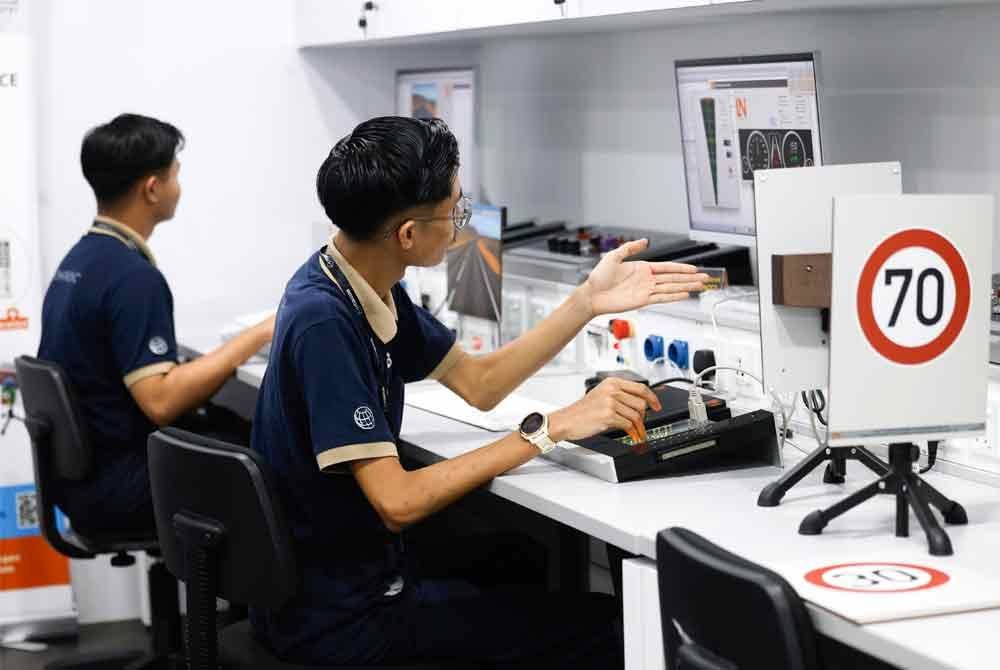 Pelatih-pelatih Mechatronic Sekolah Latihan Bermaz Auto Berhad bagi perantis SLDN TVET melakukan ujian pada sistem kereta di Bermaz Auto Berhad, baru-baru ini. Foto Bernama