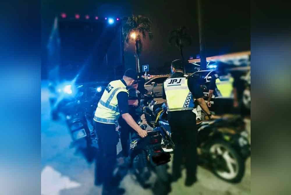 Antara kenderaan termasuk motosikal disita atas pelbagai kesalahan dalam operasi khas di Plaza Tol Puchong Barat pada Selasa.