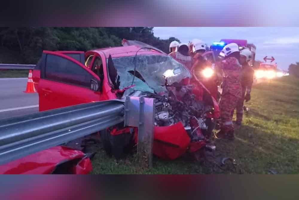 Dua wanita maut manakala dua lagi cedera selepas kereta yang dinaiki dipercayai terbabas sebelum merempuh besi penghadang di Kilometer (KM) 187.6 Lebuhraya Utara Selatan, arah Utara dekat sini, pada Khamis. Foto JBPM Melaka