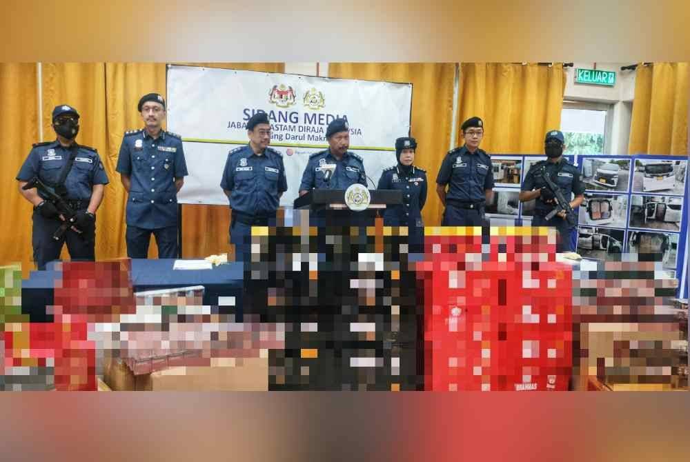 Asri (tengah) dalam sidang media di JKDM Stesen Temerloh pada Khamis.