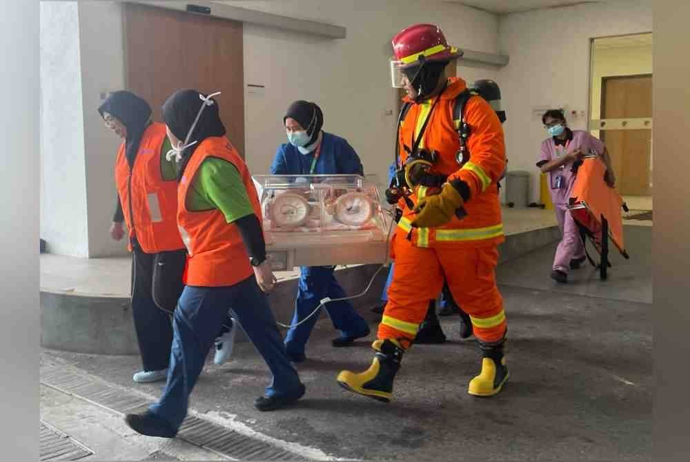 Pasukan keselamatan menyelamatkan pesakit dalam kebakaran di Unit Rawatan Rapi Neonatal (NICU), Hospital Pantai Ayer Keroh.