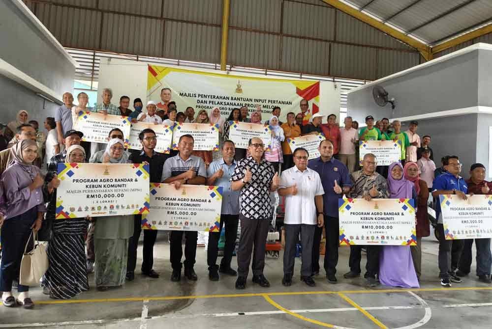 Izham (tengah) bergambar bersama penerima Bantuan Input Pertanian dan Pelaksanaan Projek Melon di bawah Program Agro Bandar dan Kebun Komuniti Selangor 2024.