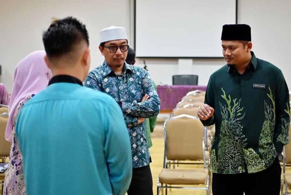 Muhammad Khalil (kiri) meninjau persiapan akhir hukuman sebat di Masjid Al-Muktafi Billlah Shah di Ladang, Kuala Terengganu. Foto Facebook Dr Muhammad Khalil