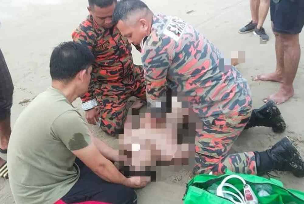 Pasukan bomba cuba melakukan CPR kepada mangsa namun tidak berjaya diselamatkan dalam kejadian lemas di Pantai Bundusan Kampung Bundusan, Papar.