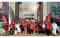 Jemaah Amani Travel bergambar di hadapan penginapan Aziziyah sebelum bergerak melawat jamrah yang jaraknya sekitar 500 meter sahaja dari kawasan hotel.