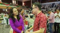 Jo-Anna beramah mesra dengan tetamu, Pengerusi DAP Sabah, Datuk Phoong Jin Zhe yang turut hadir pada Majlis Sambutan Rumah Terbuka Krismas anjuran PBS dan STAR di Dewan Hongkod Koisaan, KDCA, Penampang.