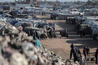 Khemah-khemah untuk penduduk Palestin yang kehilangan tempat tinggal dilihat berhampiran tempat pembuangan sampah di kem pelarian al-Nuseirat di tengah Semenanjung Gaza. Foto Xinhua