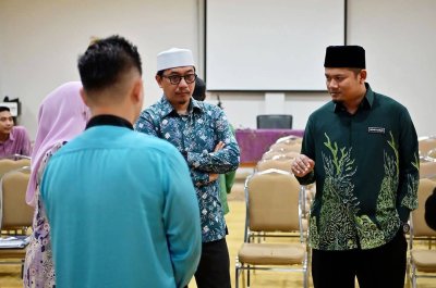 Muhammad Khalil (kiri) meninjau persiapan akhir hukuman sebat di Masjid Al-Muktafi Billlah Shah di Ladang, Kuala Terengganu. Foto Facebook Dr Muhammad Khalil