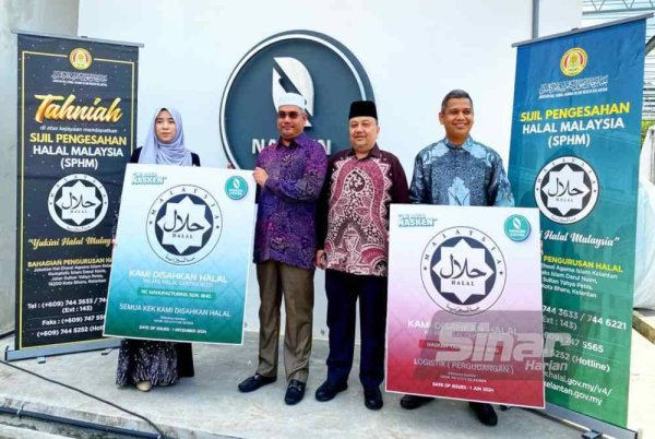 Mohd Asri (tiga dari kanan) semasa merasmikan Penyerahan Sijil Halal Nasken International Sdn Bhd di Kota Seribong, Pasir Hor, Kota Bharu pada Khamis.